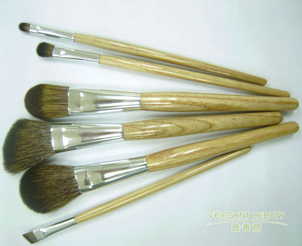 如何根據(jù)季節(jié)變化選擇合適的化妝刷材質(zhì)?