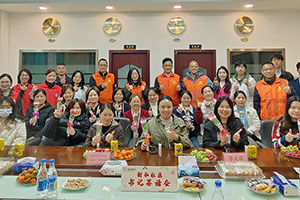 福城街道新和社區(qū)蒞臨雅香麗化妝用品(深圳)有限公司開(kāi)展“巾幗綻放.婦女權(quán)益保護(hù)法介紹”書(shū)記茶話(huà)會(huì)。