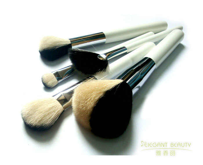 天然材質(zhì)VS合成材質(zhì):成套化妝刷的材質(zhì)選擇