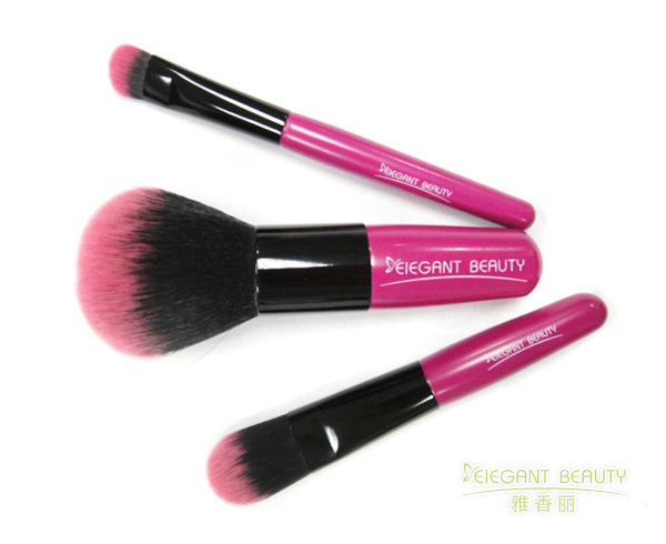 化妝刷套裝中散粉刷的錐形設計對妝效有何技術優勢？